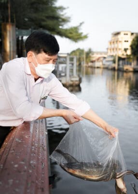 อาจารย์บารมี ทำบุญปล่อยปลา