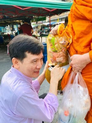 อาจารย์บารมี ยืนอฐิฐานจิตหน้าเมรุที่เผาร่างคุณแม่