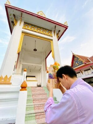 อาจารย์บารมี ยืนอฐิฐานจิตหน้าเมรุที่เผาร่างคุณแม่